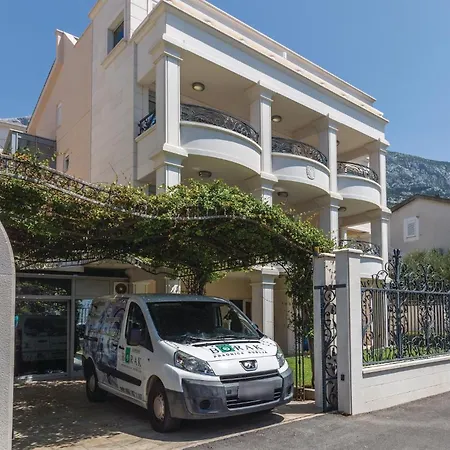 Tatil Evi Cozy In With Jacuzzi Makarska
